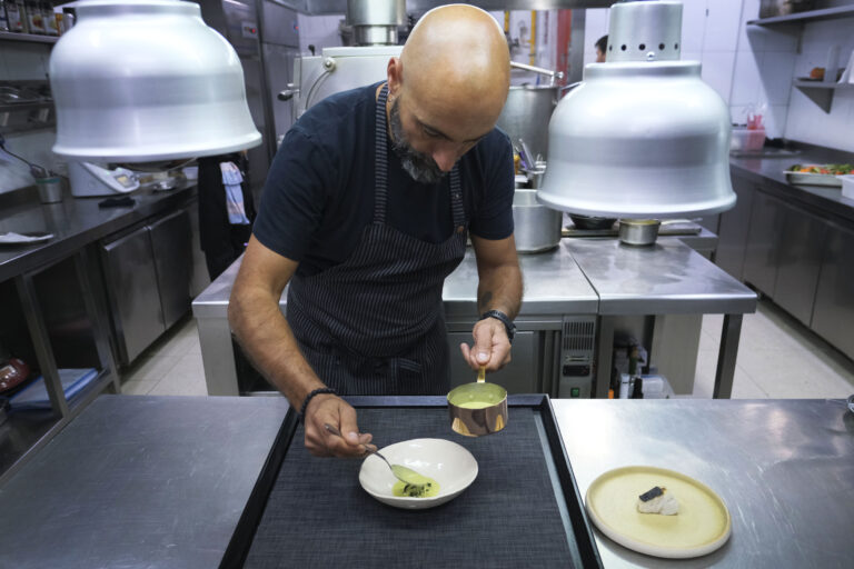 Benito Gómez en la cocina de Bardal.