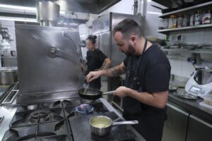 Manuel Romero durante la preparación de un plato (Javier Flores)