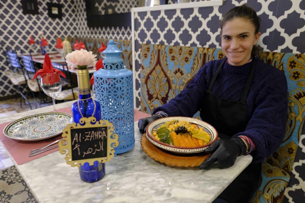 Belinda Pimentel en su restaurante con una elaboración de cuscús.