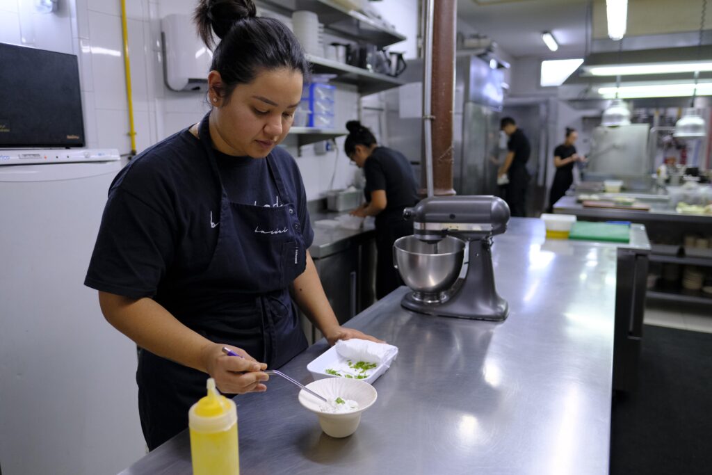 Rivera trabajando en la cocina de Bardal.