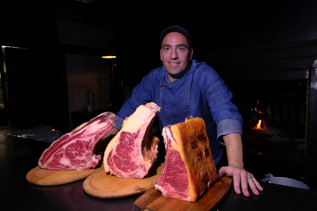 Martín Abramzon junto a una selección de sus carnes.