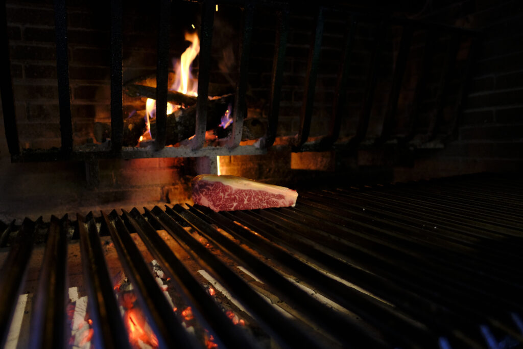 Pieza de lomo bajo en la parrilla.