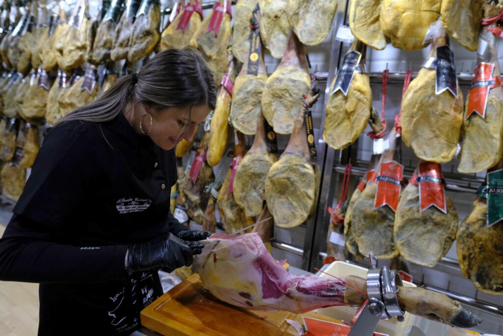 Cortadora loncheando en Leocadio La Casa del Jamón.