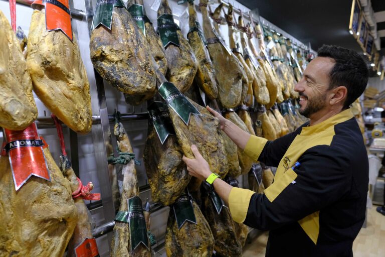 Alberto Corbacho mostrando uno de sus jamones ibéricos.