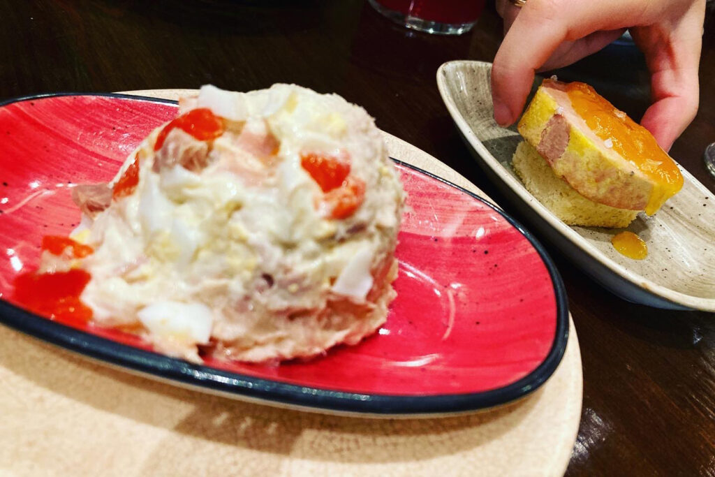 Ensaladilla de la abuela y bocadito de sobao con foie