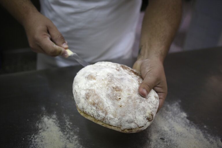 Pedro Heras abriendo uno de sus molletes.