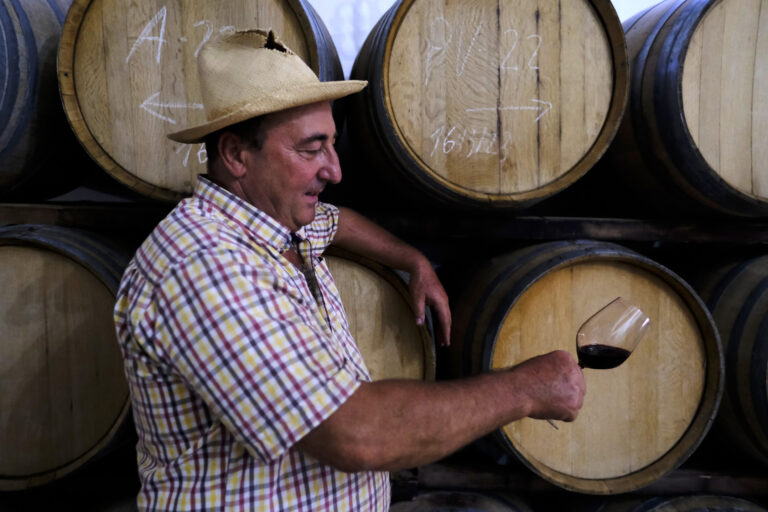 Federico Schatz catando uno de sus vinos