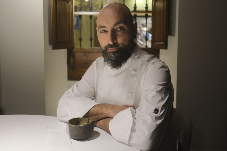 Benito Gómez en su restaurante.