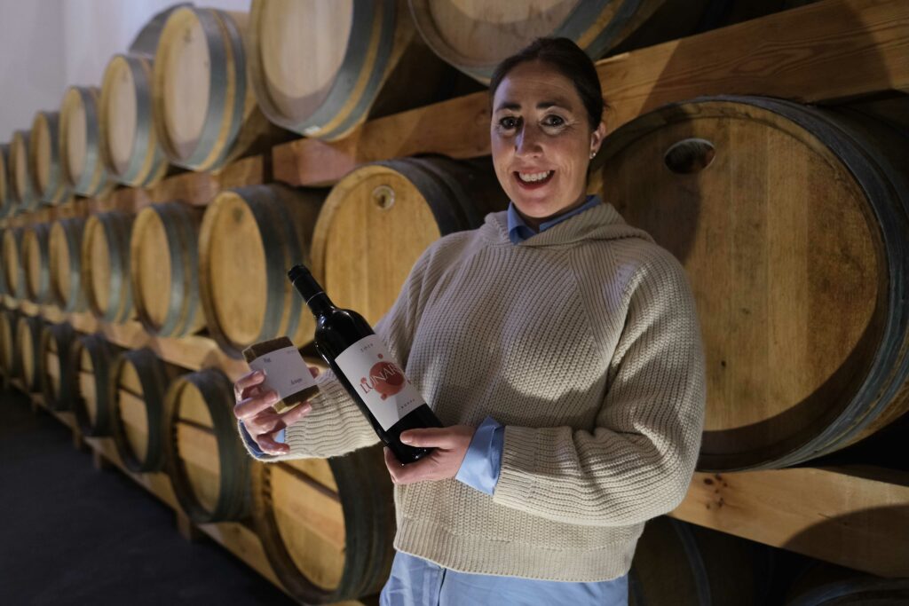 Elísabet Moreno muestra el jabón elaborado con hollejo la bodega Lunares