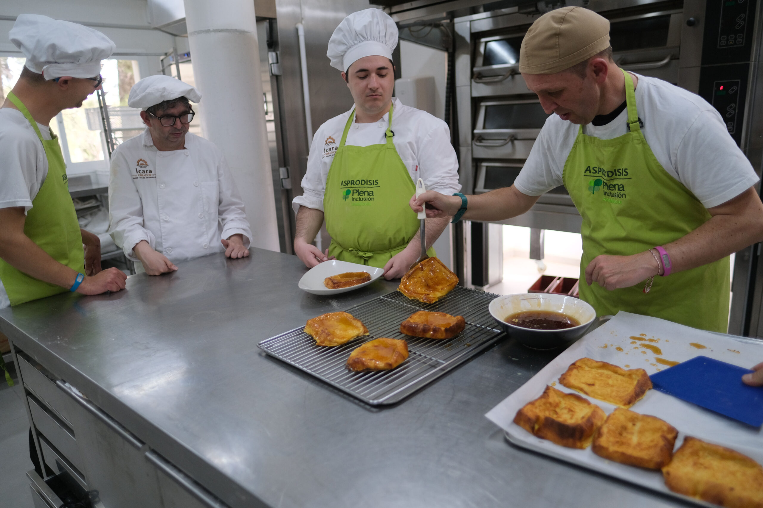 Preparación de las torrijas en Ícara.