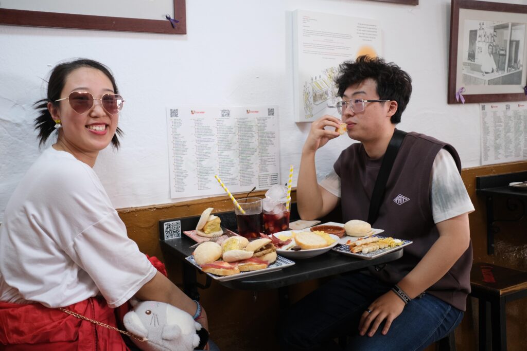 Clientes asiáticos con una degustación de tapas 