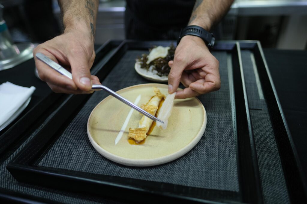 Plato con la espardeña como elemento principal.