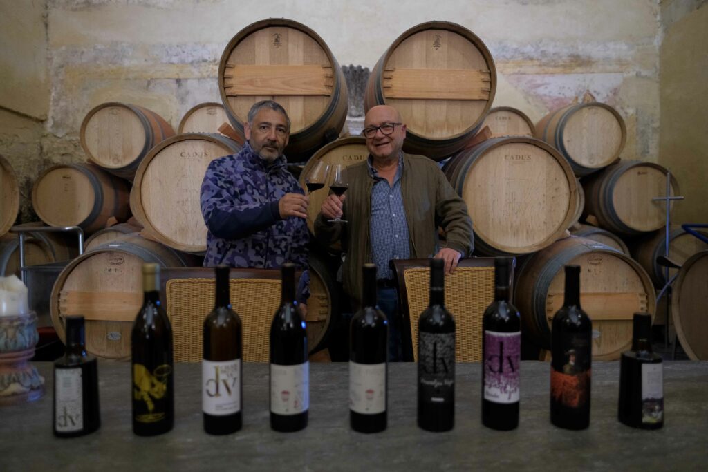 Flavio Salesi y Francisco Retamero junto a los vinos y aceites de su bodega