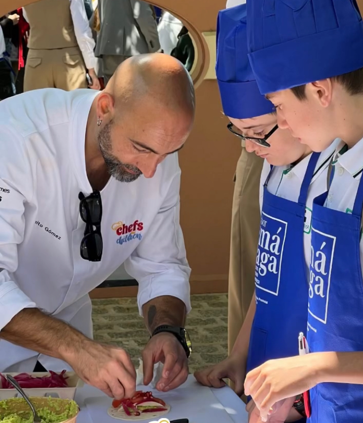 Benito Gómez durante el taller de cocina con los más pequeños.