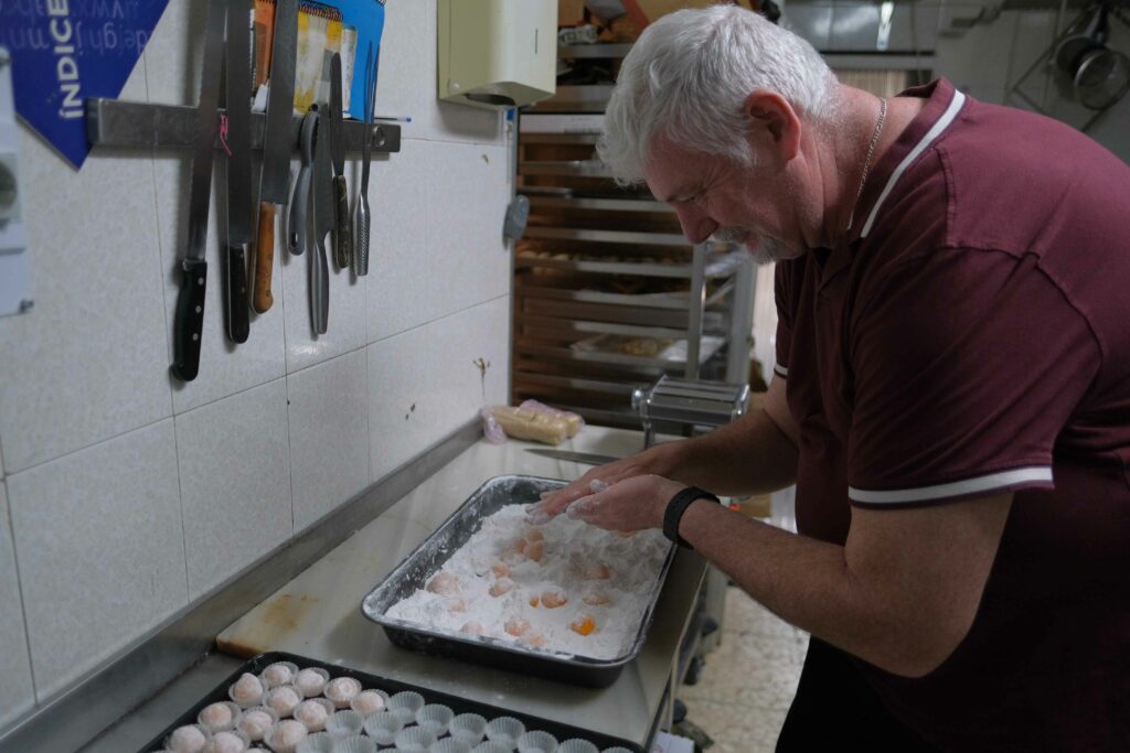 Rafael preparando yemas de Ronda.