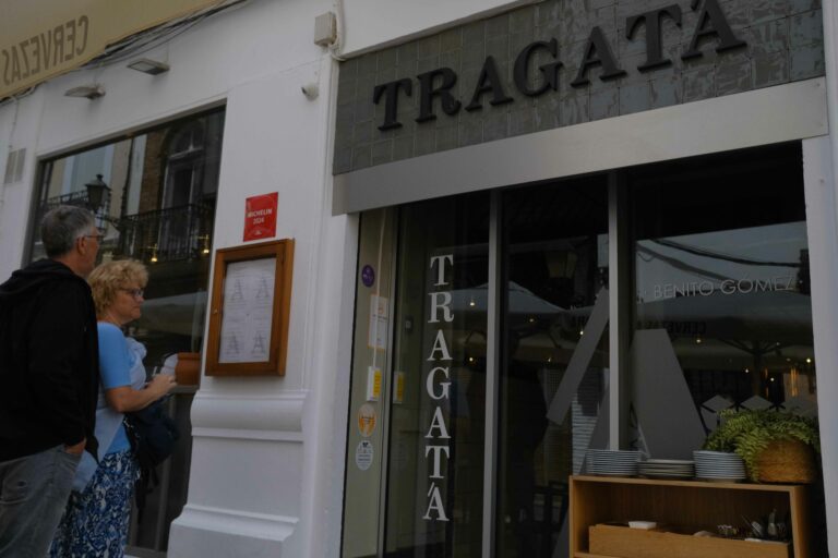 Clientes observando la carta de Tragatá Ronda