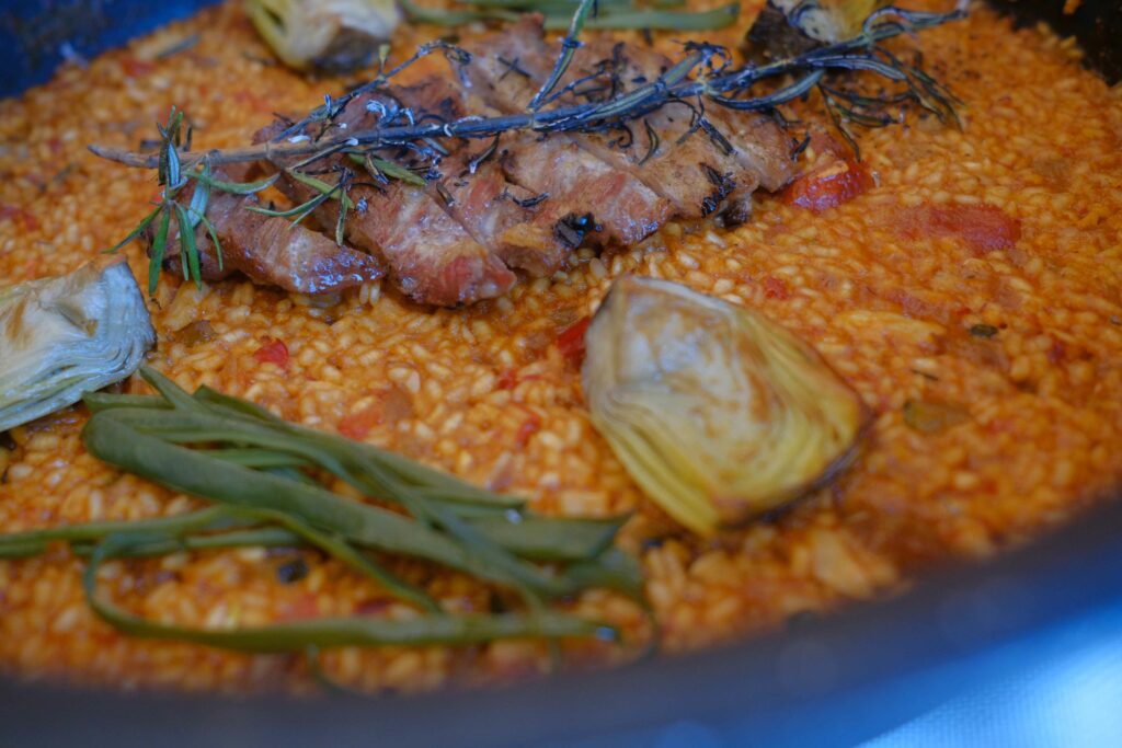 Arroz seco con alcachofas