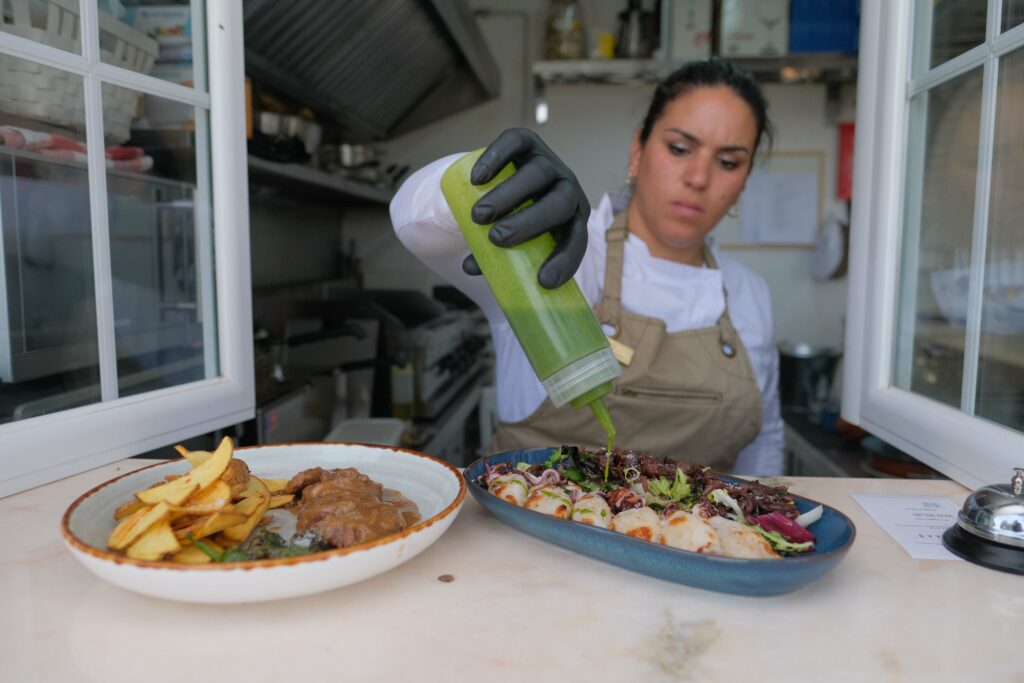 La chef, Gloria Maldonado, preparando dos platos principales