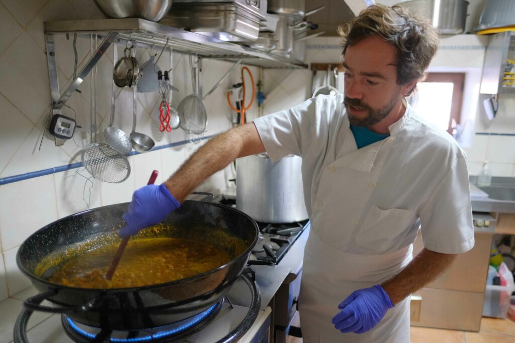 Arturo durante la preparación de la conserva.