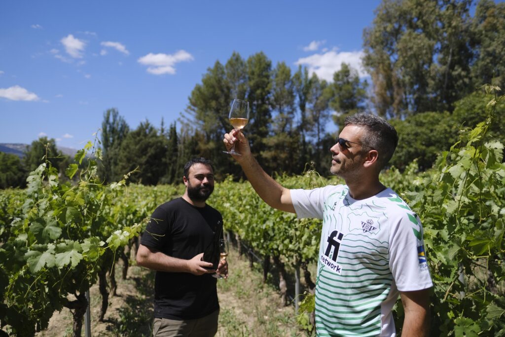 Los enólogos de la Bodega Badman catando sus espumosos.