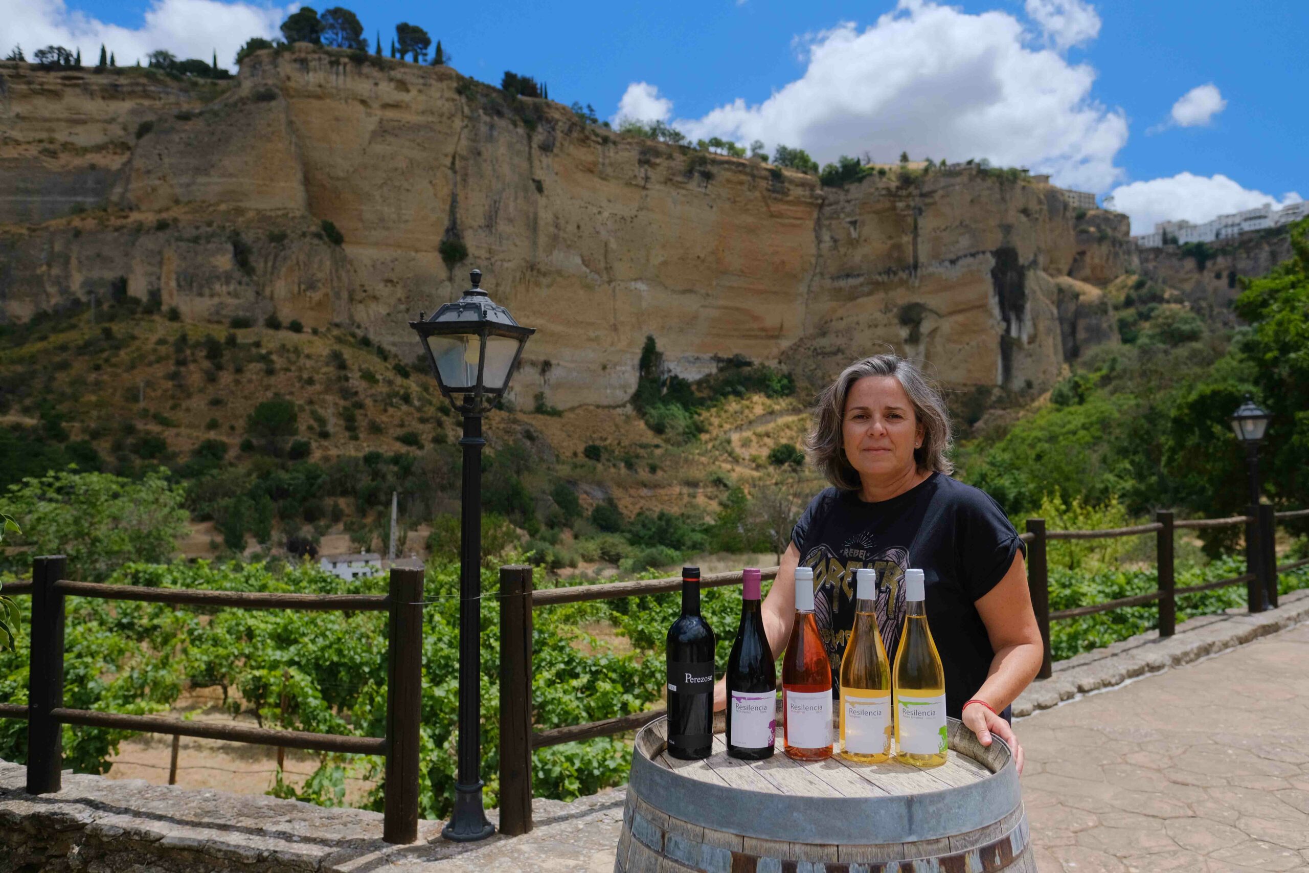 Mariola López junto a sus vinos.
