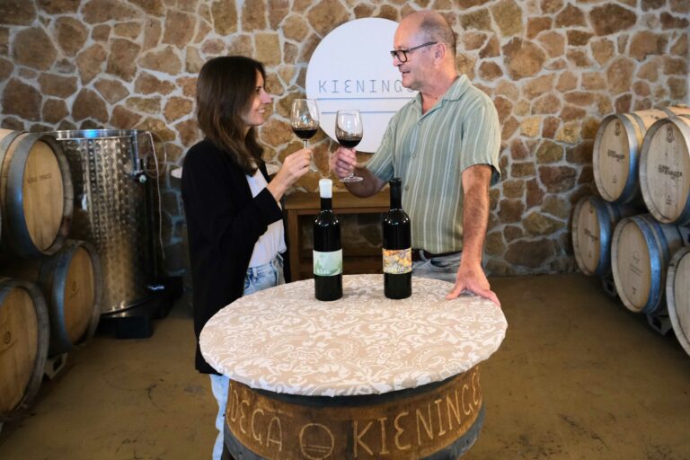 Araceli Guerrero y Martin Kieninger en su bodega.