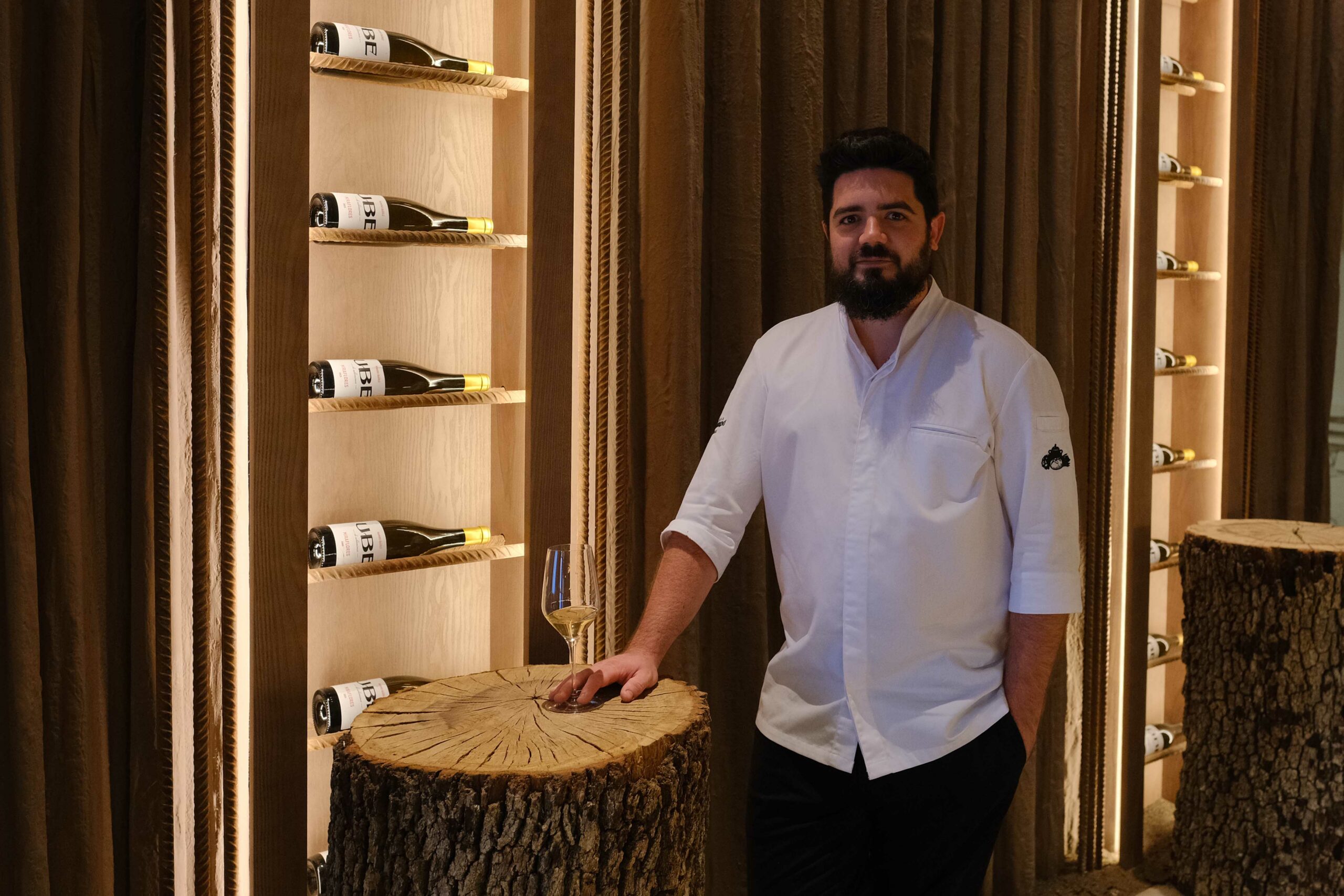 Pedro Aguilera en la entrada a su restaurante.