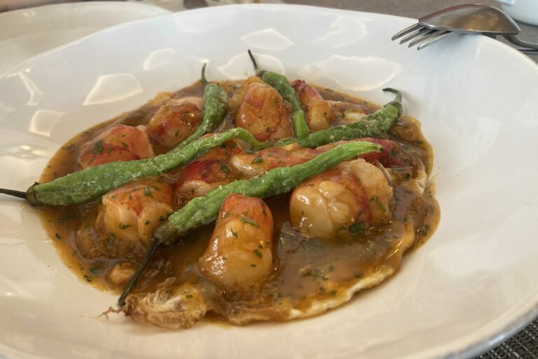 Huevos rotos con carabineros y suquet.