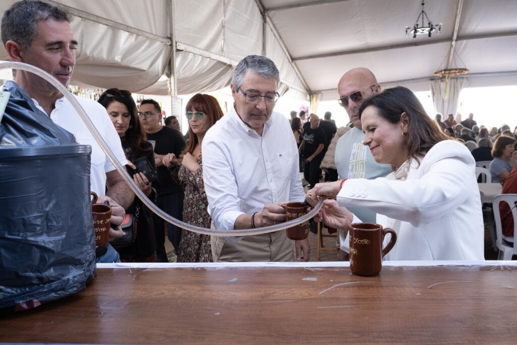 El presidente de Diputación junto a la alcaldesa probando el mosto ganador.