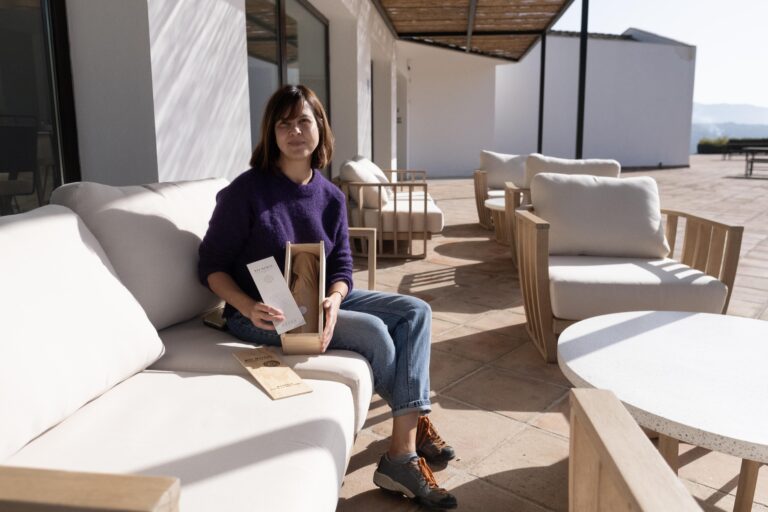 Ana De Castro, enóloga de la bodega mostrando el nuevo vino.